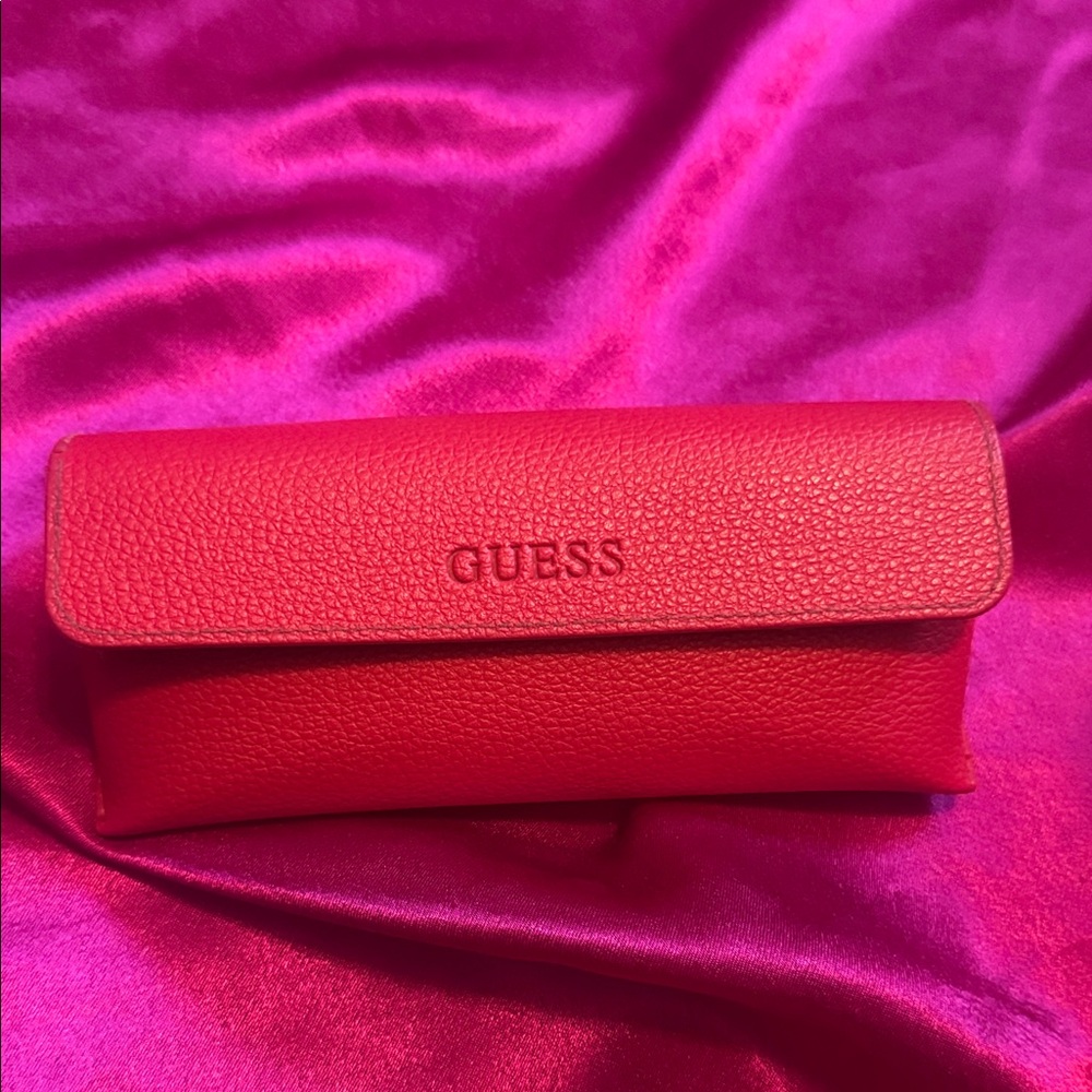 GUESS Bold Red eyewear case